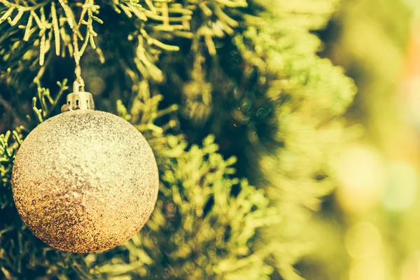 Christmas ball på träd — Stockfoto