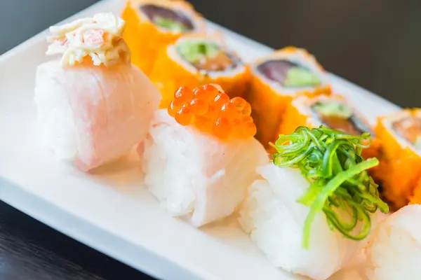 Sushi rollos de comida saludable — Foto de Stock