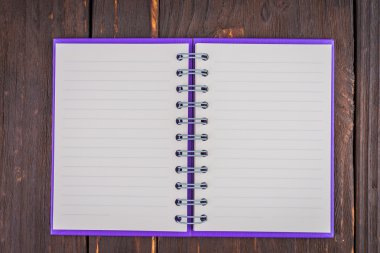 Ahşap zemin üzerine not defteri