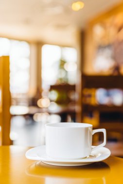 Kahve dükkanında kahve fincanı.