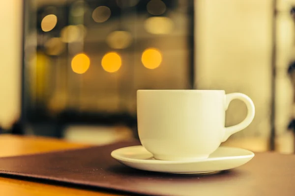 Café preto na taça branca — Fotografia de Stock