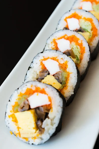 Deliciosos rolos de sushi japonês — Fotografia de Stock