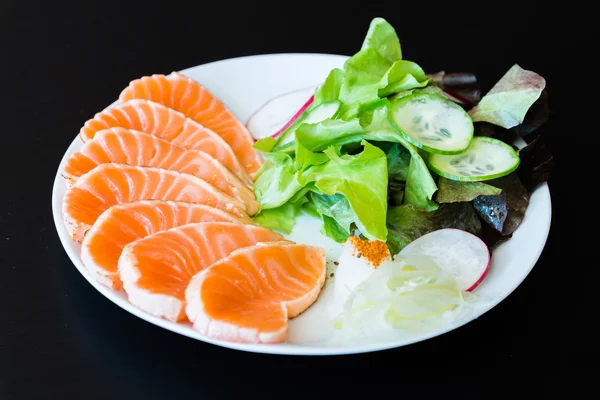 Salada de salmão em prato branco — Fotografia de Stock