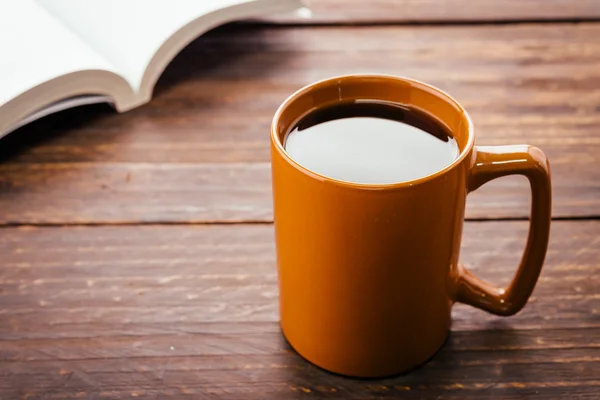 Koffiekopje op houten tafel — Stockfoto