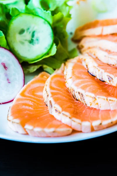 Ensalada de salmón en plato blanco —  Fotos de Stock