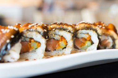 Lezzetli Japon suşi rulo