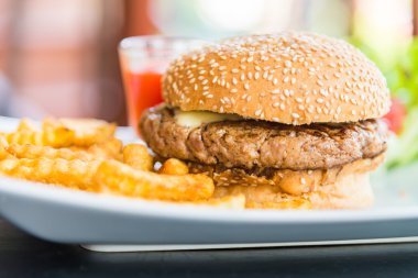 Hamburger ve patates.