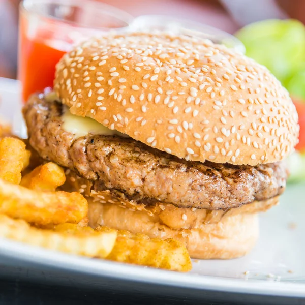 Hamburger und Pommes — Stockfoto