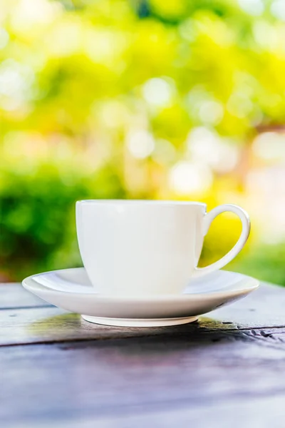 Coffee cup on wooden table — Stock Photo, Image