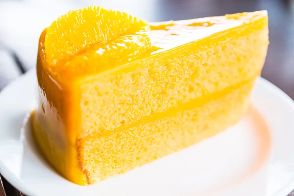 Pomerančový dort v bílé desky — Stock fotografie