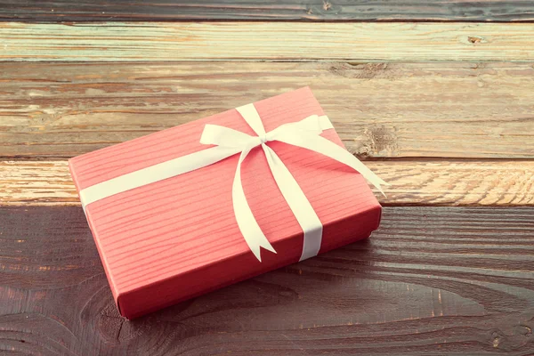 Подарочная коробка на деревянном фоне — стоковое фото