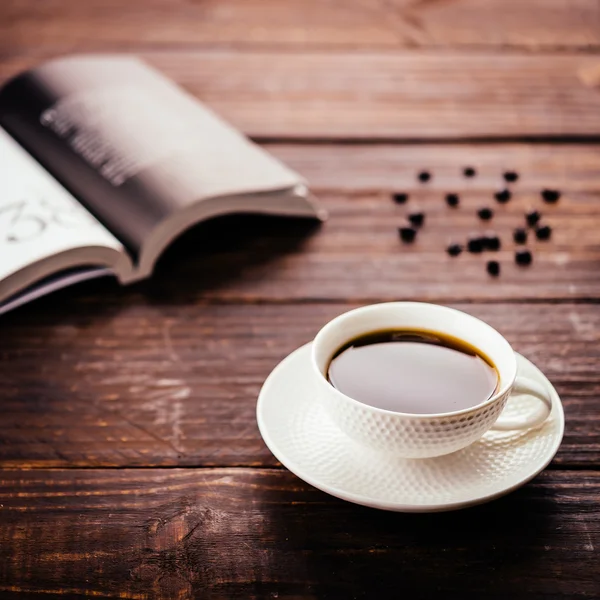 Taza de café sobre fondo de madera — Foto de Stock