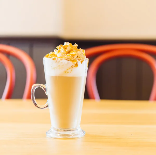 Latte cup in coffee shop — Stock Photo, Image