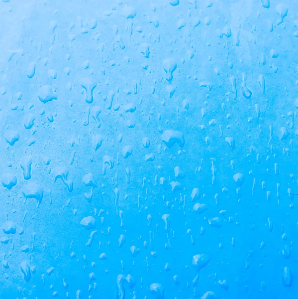 Gota de agua sobre fondo azul —  Fotos de Stock