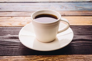 Beyaz fincanda sade kahve.