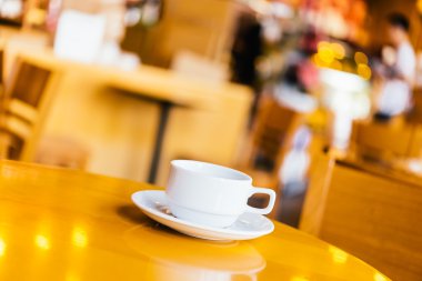 Kahve fincanı ahşap masada.