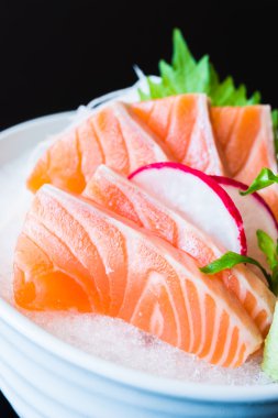 Çiğ somon balığı