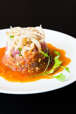 Baharatlı ton balığı tartar