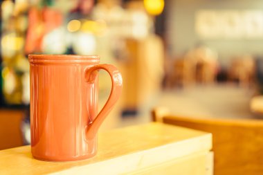 Kahve dükkanında kahve fincanı.