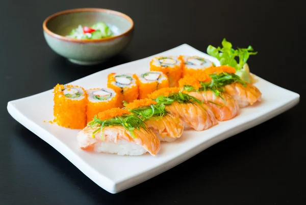 Deliciosos rollos de sushi japonés — Foto de Stock