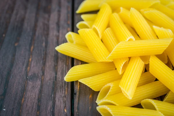 Rauwe pasta op houten ondergrond — Stockfoto