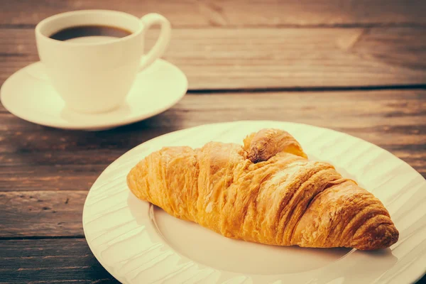 Croissant und Kaffeetasse — Stockfoto