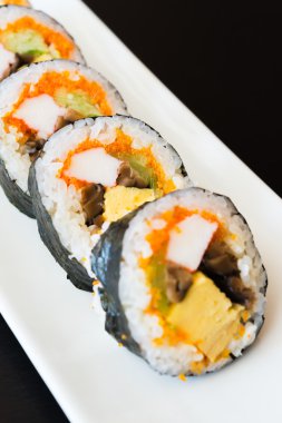 Lezzetli Japon suşi rulo