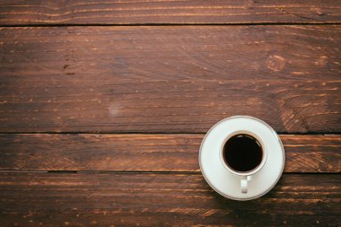 Kahve fincanı ahşap masada.