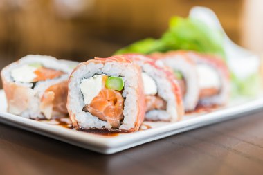 Lezzetli Japon suşi rulo