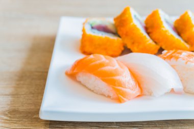 Lezzetli Japon suşi rulo