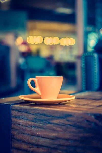 Coffee mug in coffee shop — Stock Photo, Image