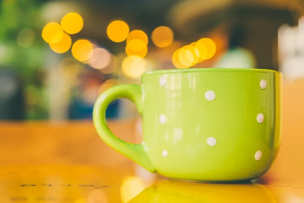 Caneca de café na mesa de madeira — Fotografia de Stock