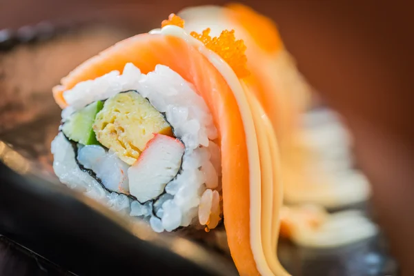 Köstliche japanische Sushi-Rollen — Stockfoto