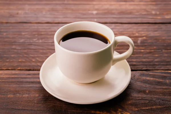 Xícara de café na mesa de madeira — Fotografia de Stock