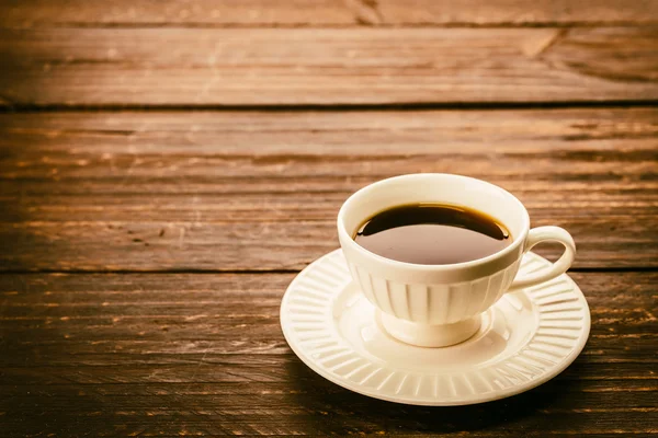 Kaffeetasse auf Holztisch — Stockfoto