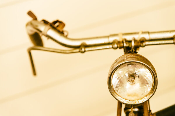 Старый старинный велосипед
