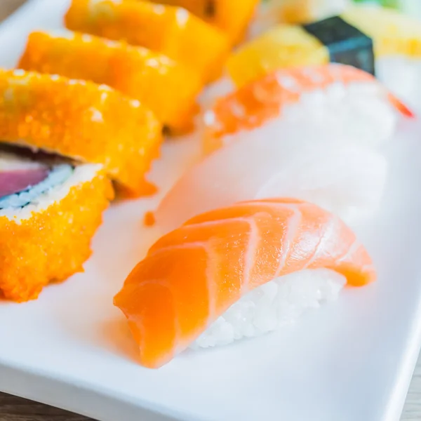 Deliciosos rollos de sushi japonés — Foto de Stock