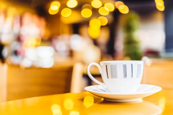 Kaffeetasse auf Holztisch — Stockfoto