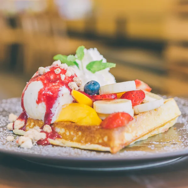 Fruits waffle with ice cream — Stock Photo, Image