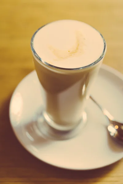 Latte cup in coffee shop — Stock Photo, Image