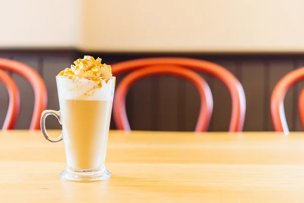 Κύπελλο latte στο καφενείο — Φωτογραφία Αρχείου