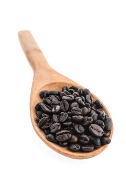 Tahta kaşıkta kahve çekirdekleri.