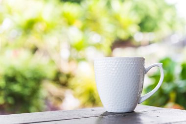 Kahve fincanı ahşap masada.