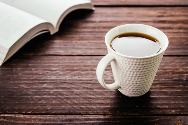 Kaffekopp på träbord — Stockfoto