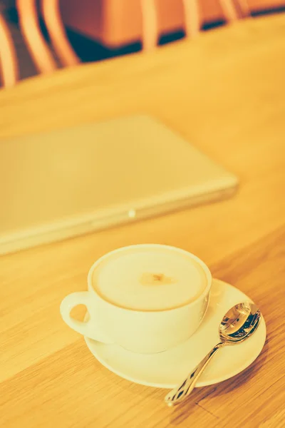 Coffee cup and laptop — Stock Photo, Image