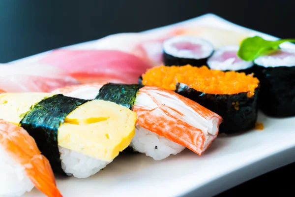 Köstliche japanische Sushi-Rollen — Stockfoto