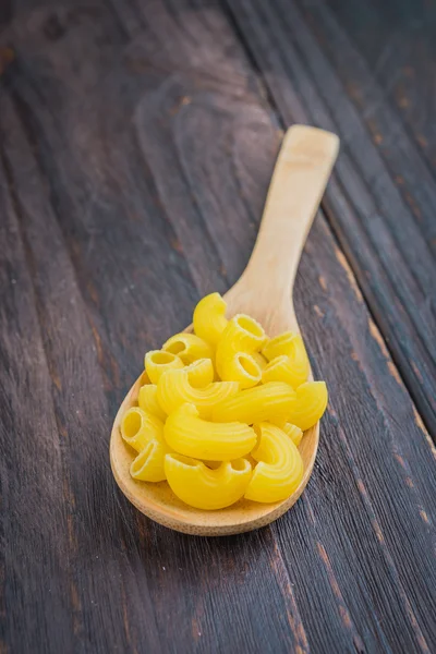 Pasta cruda en cuchara — Foto de Stock
