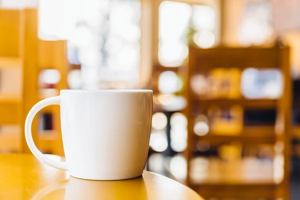 Tazza di caffè in caffetteria — Foto Stock