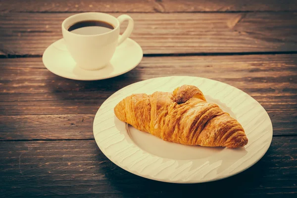 Croissant en koffie — Stockfoto