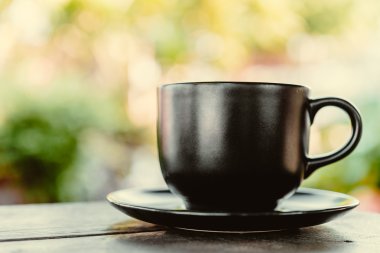 Kahve fincanı ahşap masada.